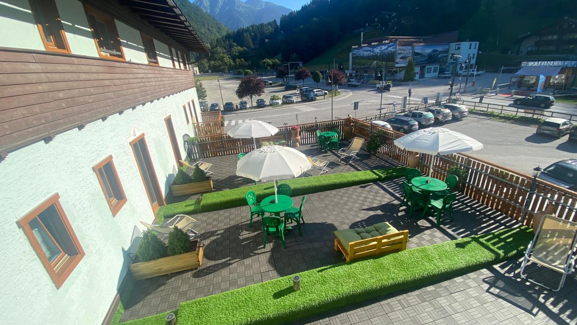 Casteluce Hotel Funivie Pinzolo Exterior photo