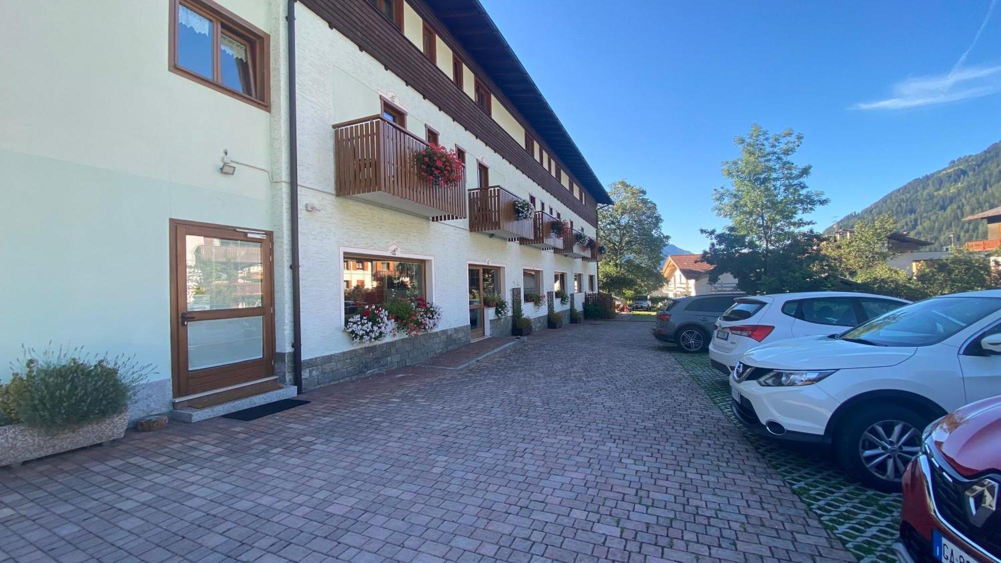 Casteluce Hotel Funivie Pinzolo Exterior photo